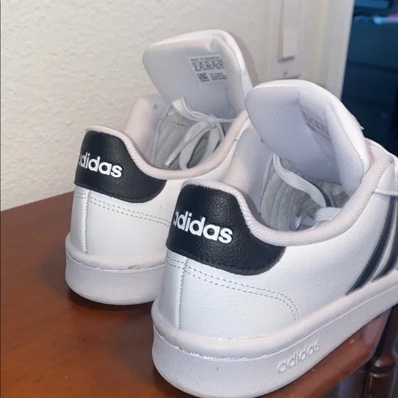 Adidas Classic White Shoes with Black Accents - Picture 11 of 12